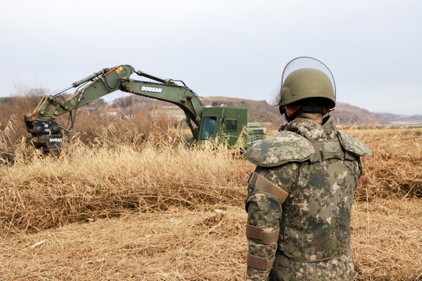 6공병여단 장병들이 연천군 군남면 북삼교 일대에서 장비에 의한 유실지뢰 탐색 작전을 실시하고 있다.(사진=연천군청)