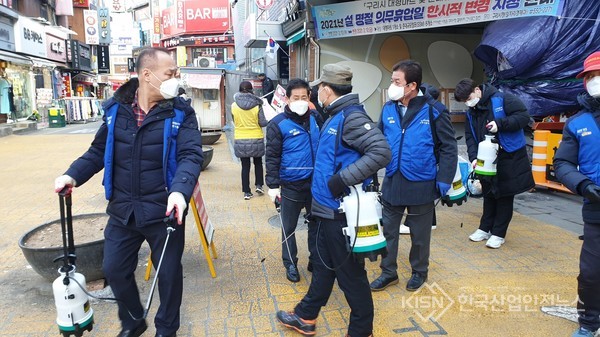 구리전통시장 상인회 방역 활동(사진=구리시청)