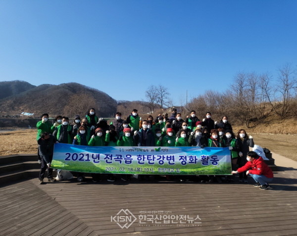 전곡읍 직원 40여 명이 참여한 가운데 한탄강변 정화활동을 실시했다. (사진=연천군 제공)