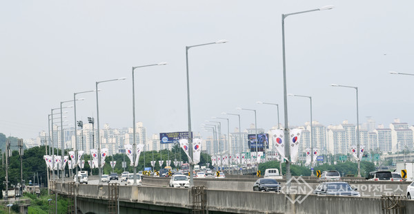 구리시, 강변북로 배너형 태극기 게양(사진=구리시청)