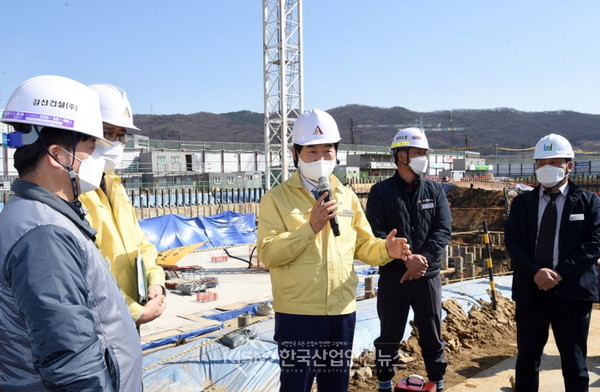 안병용 의정부시장이 26일 해빙기를 맞아 고산택지지구 건설현장을 찾아 해빙기 안전관리 실태를 점검하고 있다.(사진=의정부 시청 제공)