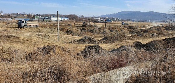 양주시 백석읍 연곡리 20-7일대 대우건설에서 토사를 반출하고 있는 사토장 비산먼지 저감 시설 이라고는 찾아볼 수가 없다 (사진=이영진 기자)