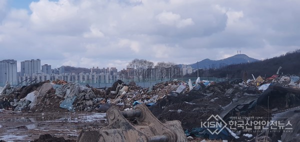 의정부 리듬시티(주) 가 발주하고 포스코 건설이 시공 중인 의정부 리듬시티 도시개발사업 부지조성공사 현장에서 세륜 슬러지 혼합 폐기물 임목 폐기물 등 안전모에 이르기까지 현장 관리가 전혀 이루어지지 않고 있다 (사진=이영진 기자)