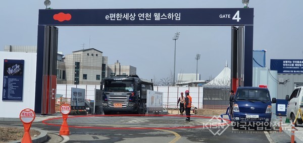 바퀴에 묻은 미세 먼지와 세륜수가 덤프트럭 바퀴에 그대로 묻어 나가고 있다 (사진=이영진 기자)