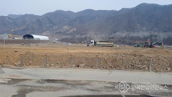 옥산리 475-3 토사 매립장 전경 저감시설 이라고는 찾아볼수가 없다  (사진=이영진 기자) 