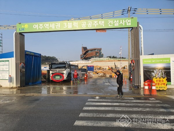 GS건설, 공공 건설 공사 현장 일요일 공사 휴무제를 무시하고 공사를 강행하고 자가용 영업을 하고 있다 (사진=이영진 기자)