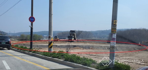 GS건설에서 운영중인 여주군 여주읍 연라리 383-4 토사 매립장 저감시설을 무시하고 작업하는 매립 현장 (사진=이영진 기자)