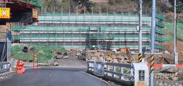 포스코건설 4공구, 서천건설 공사 현장 빨간 원 위치에 신호수가 있었으면 좋을것 같은데  (사진=이영진 기자)