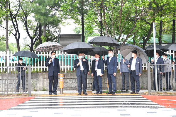 김상호 하남시장, 전해철 행정안전부 장관과 어린이보호구역 개선사업 우수사례 현장 점검(사진=하남시청)