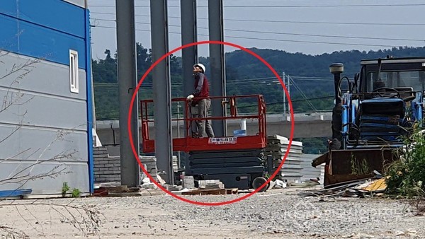 금강기업(주) 공공건설 현장 일요일 공사 휴무제를 무시하고 작업하는 모습 (사진=이영진 기자)