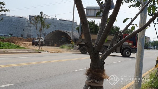 중흥토건, 불법 U턴중인 덤프트럭 (사진=이영진 기자)