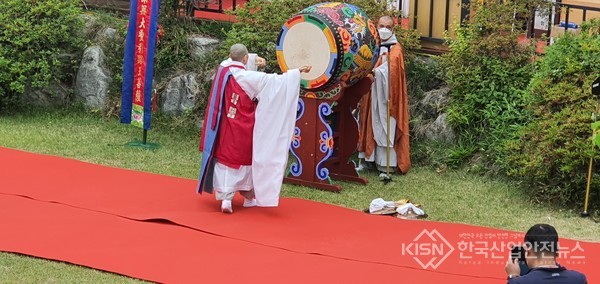 한국불교전통의례전승원 스님들이 천도의식을 하고 있다 (사진=이영진 기자)