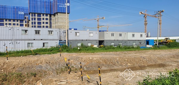 KCC건설, 가설건축물 축조 신고 일부 누락 (사진=이영진 기자)