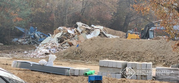 현장 내에 투기,방치 되어 있는 폐기물 (사진=이영진 기자)