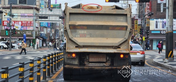 금호건설, 토사 적재불량 (사진=이영진 기자)