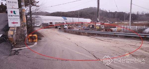 금호건설, 현재 해당 현장 진·출입구에 비산먼지 발생억제를 위한 아무런 저감시설이 설치돼 있지 않아 도로에 미세토사가 유출, 노면 미관훼손은 물론 비산(날림)먼지 발생의 원인이 되고 있다 (사진=이영진 기자)