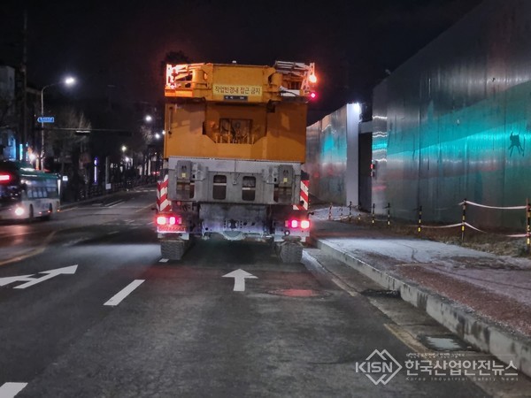 GS건설, 대형 크레인 차량이 도로가운데서 정차하고 있다.