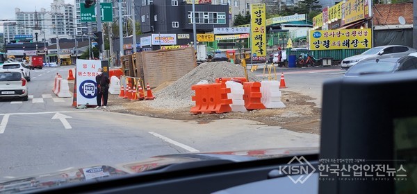 보행 안전에 노출되어있는 할머니 (사진=이영진 기자)