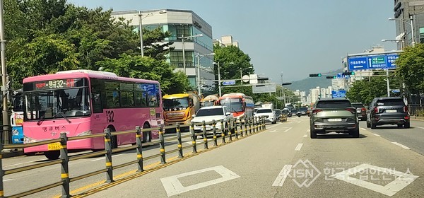 남양주시, 대명이십일 오피스텔 신축공사 현장 과 멀리 떨어진 일반도로, 차량들이 혼잡 하고 있다 (사진=이영진 기자)