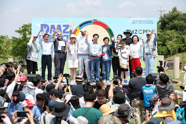 - 경기도, ‘2023 DMZ 평화 걷기 대회’ 개최. 각국 주한외국대사 등 1,500여명 참여 (사진=경기도청)