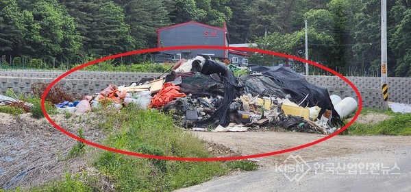 포천시, 신한종합건설에서 시공중인 도로건설 공사 현장 폐기물 보관기준을 위반 하고있다 (사진=이영진 기자)