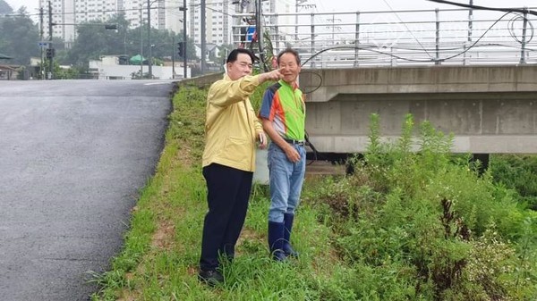 사진=한길룡 국민의힘 파주시을 당협위원장 문산천 점검 하고 있다