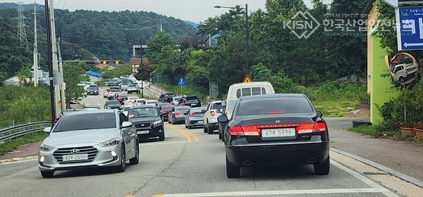 포천시 고모리 팜브릿지 입구 도로 교통체증이 발생하고 있다 (사진=이영진 기자)