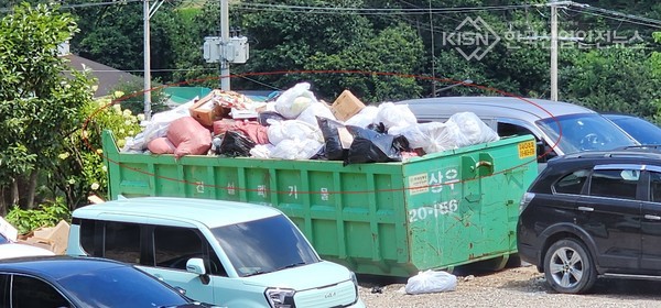 포천시 고모리 팜브릿지 카페에서 폐기물 분리 선별 위반과 폐기물 보관기준 위반을 하고 있다 (사진=이영진 기자)