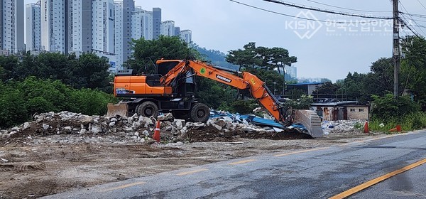 안전휀스도 없이 작업하는 모습 (사진=이영진 기자)