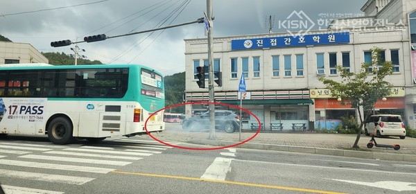 경기운수, 남양주시 진접읍 경북대로 경북대학교앞, 운행하는 9번 시내버스 정비불량으로 대기환경보전법을 위반하고 있다. (사진=이영진 기자)