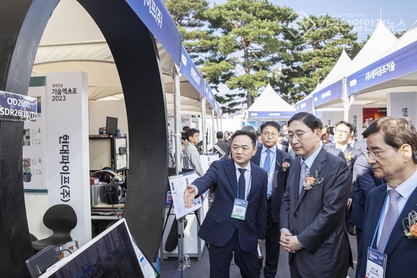 현대건설은 12일(목) 종로구 계동에 위치한 현대사옥에서 ‘현대건설 기술 엑스포 2023’을 개최했다. 현대건설 윤영준 사장과 업계 관계자들이 행사 전시 부스를 둘러보고 있다. (사진=현대건설 제공)