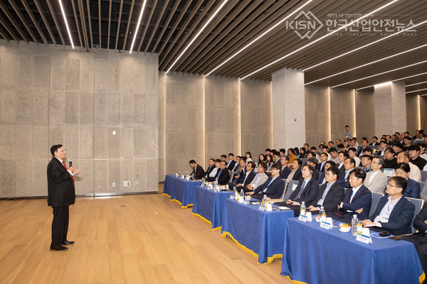 종로구 계동에 위치한 현대사옥에서 열린 美 홀텍 크리스 싱 회장의 특별 강연에 현대건설 임직원 및 원자력 유관기관, 산업계, 학계 인사 400여 명이 참석해 경청하고 있다. (사진=현대건설 제공) 