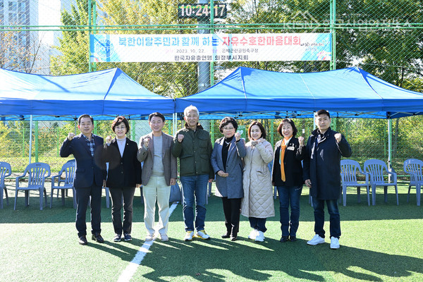 왼쪽부터 김연균 의원. 정미영 의원, 김동근 시장, 한국자유총연맹 나종묵 의정부시지회장, 최정희 의장, 김현주 부의장, 권안나 의원, 김지호 의원 (사진=의정부시의회 제공)