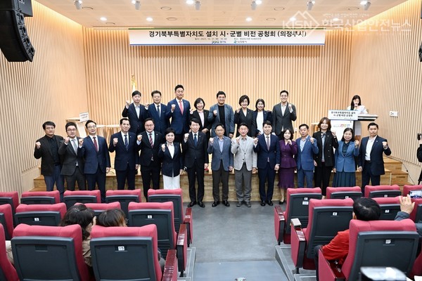 윗줄 오른쪽부터 정진호, 김현채, 정미영, 조세일, 권안나 의원아랫줄 오른쪽부터 김지호, 이계옥, 강선영, 김연균 의원, 김현주 부의장 (사진=의정부시의회 제공)