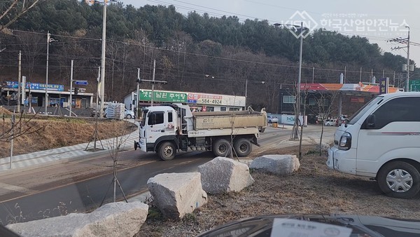 동광종합토건, 15돈 덤프트럭이 중앙선을 넘고 있다 (사진=이영진 기자)