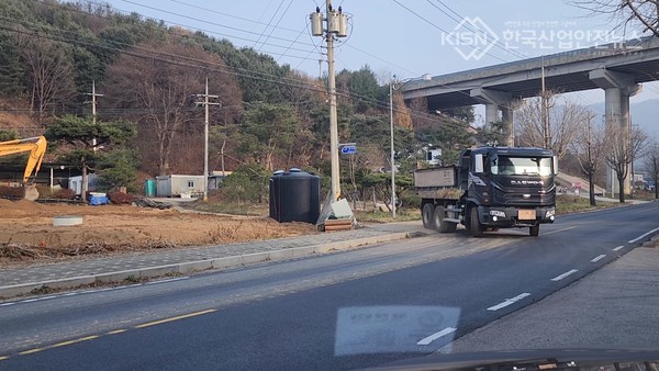 동광종합토건, 해당 건설사가 운영중인 농지성토 현장 입구 비산먼지 억제시설 미설치, 덤프트럭이 신호수도 없이 도로로 나오는 모습 (사진=이영진 기자)