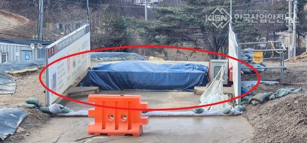 대보건설, 국지도 58호선 포천 군내~내촌간 도로건설공사 현장 “환경은” 뒷전 - 세륜기 미가동…비산먼지로 인해 주민들만 곤욕 (사진=이영진 기자)