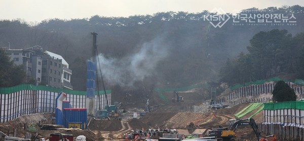 현대산업개발, 이문3-2 제정비촉진구역 주택재개발정비사업현장 노후장비에서 매연으로 보이는 물질 다량 발생하고 있다 (사진 =이영진 기자)