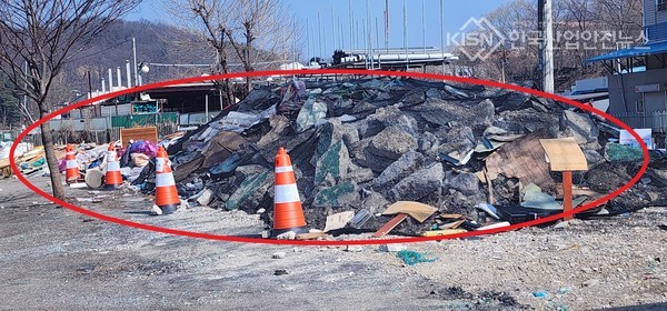 대방건설, 화도~운수간 도로확포장공사 현장, 도로변 철거 잔해(폐기물) 흉물스럽다. (사진=이영진 기자)