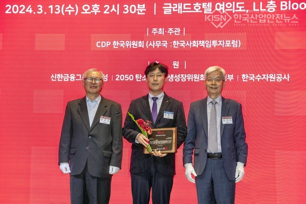 ‘2023 CDP 코리아 어워드’ 시상식에서 현대건설 안전사업지원실장 추영기 상무(가운데)가 CDP 한국위원회 주요 관계자들과 기념사진을 촬영하고 있다. (사진=현대건설 제공) 