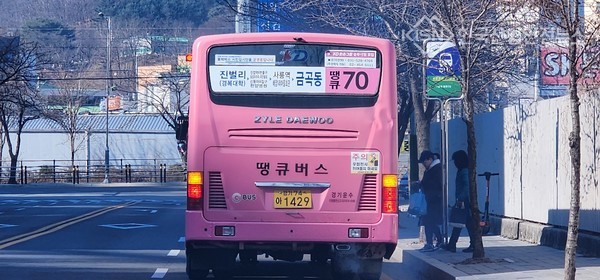 남양주시, 진벌리에서 금곡동을 운행하는 경기운수 70번 땡큐 버스 정비불량으로 인한 매연배출, 시민의건강을 위협하고 있다. (사진=이영진 기자)