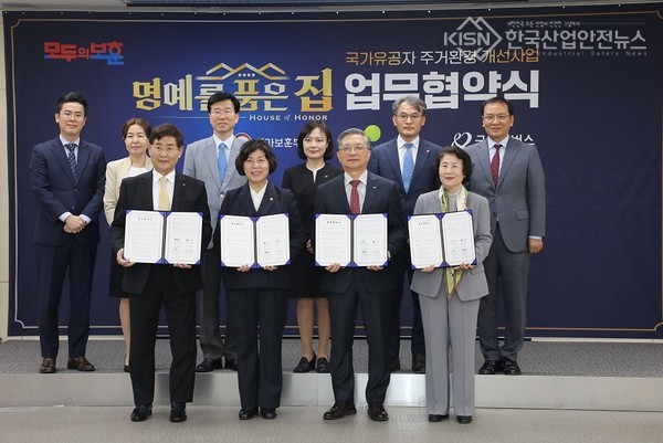 17일(수) 이한준 LH 사장(아랫줄 왼쪽 세 번째)과 강정애 국가보훈부 장관(아랫줄 왼쪽 두 번째), 윤형주 한국해비타트 이사장(아랫줄 왼쪽 첫 번째), 이호균 굿네이버스 이사장(아랫줄 왼쪽 네 번째) 및 관계자들이 「명(예를) 품(은) 집」 사회공헌 협약 체결 기념 사진 촬영을 하고 있다. (사진=LH 제공)