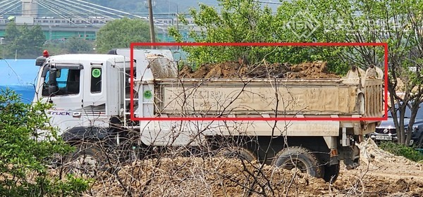 현대건설, 3기신도시 왕숙1지구 덤프트럭이 방진 덮게를 안하고 운행하고 있다 (사진=이영진 기자)