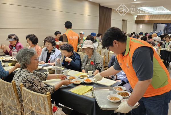 어버이날 맞이 경로잔치에서 현대건설 임직원들이 자원봉사자로 참여해 배식 봉사를 하고 있다.)‘현대건설, 종로구 경로잔치 봉사 현장 (사진=현대건설 제공)