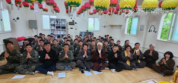 불기 2568년 부처님 오신날 삼보정사에서 봉축법회 봉행 단체사진을 찍고 있다 (사진=이영진 기자)