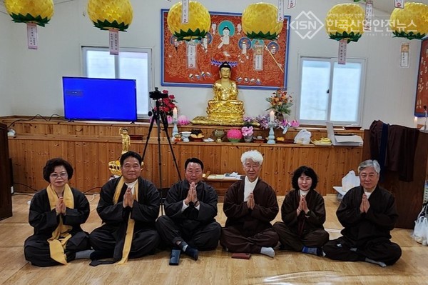 불기 2568년 부처님 오신날 삼보정사에서 봉축법회 봉행하고 법사님들과 함께 (사진=이영진 기자)