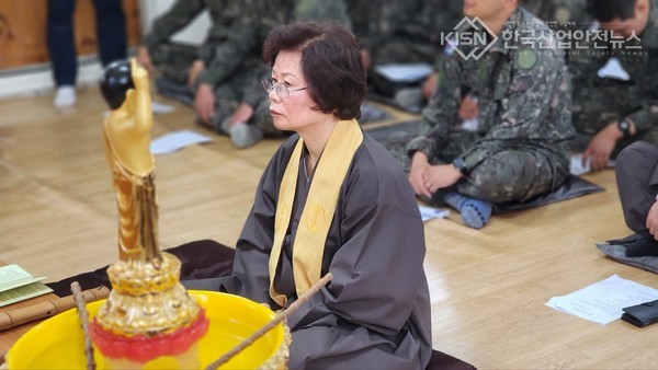 불기 2568년 부처님 오신날 삼보정사에서 봉축법회 집전을 하고있는 이향옥 법사님 (사진=보산 정범진 법사님)