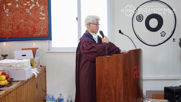 불기 2568년 부처님 오신날 삼보정사에서 봉축법회 봉행, 설법을 하고있는 법천 장봉수 법사님 (사진=보산 정범진 법사님)