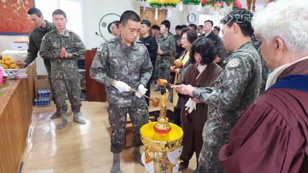 불기 2568년 부처님 오신날 삼보정사에서 봉축법회 봉행, 용사들이 관불의식을 하고 있다 (사진=보산 정범진 법사님)