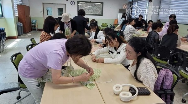 이주여성을 위한 손수건 앞치마 만들기 행사 참여 (사진=남양주시의회 손정자 의원)